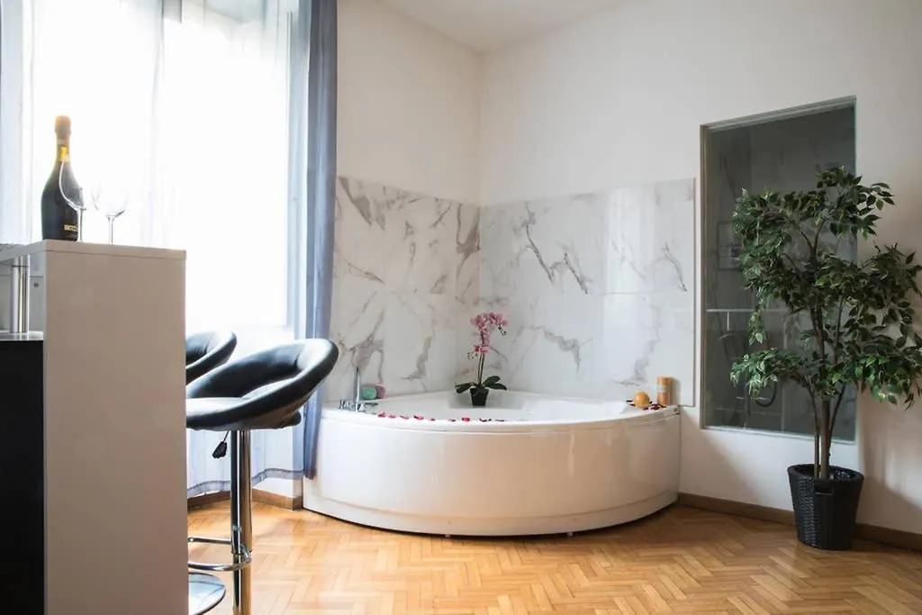 Gold Fabulous Jacuzzi Suite Trastevere - Top Collection Rome Apartment